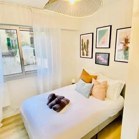 New Designer Next To Casino Square With Ac & Internet Apartmán